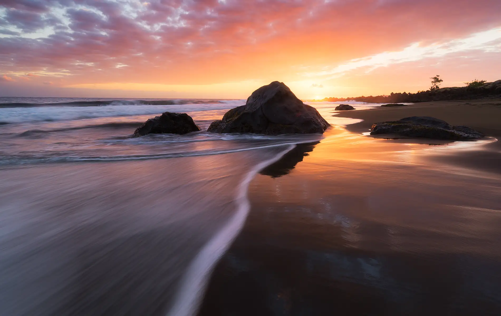Plage de sable noir — Sable noir, filaos et vagues